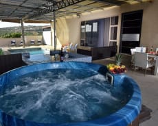The yard & The pool - Villa Blue