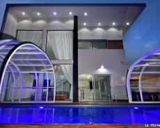 מבט למבנה הוילה ולבריכת השחייה אשר הקירוי שלה נפתח לנוחיות האורחים שלנו - וילה AQUA בוטיק