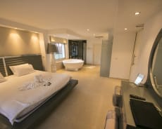 Bedrooms & Bathrooms - Villa Riviera