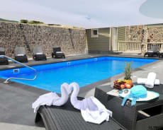 The yard & The pool - Kedem Prestige Mansion