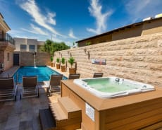 The pool & The yard - Villa Bereshit Eilat