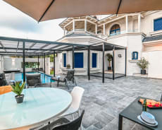 The yard & The pool - Santorini Mansion