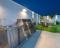 The yard and the outdoor kitchen - Eden Suite